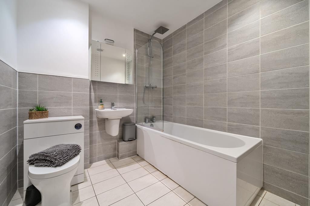 Property photo 2 of 22 Bathroom