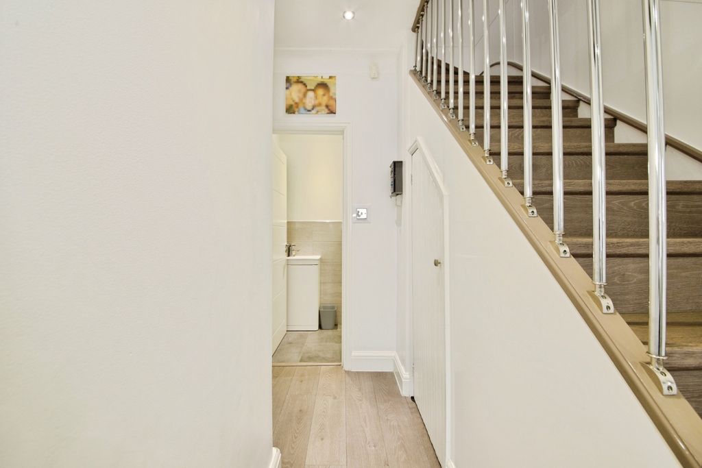 Property photo 2 of 32 Pbox-Img.Jpg