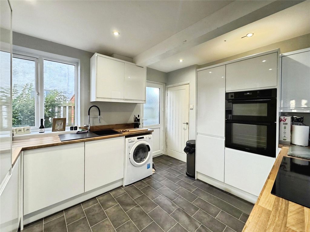 Property photo 2 of 9 Kitchen