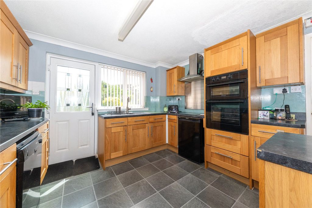 Property photo 3 of 19 Kitchen