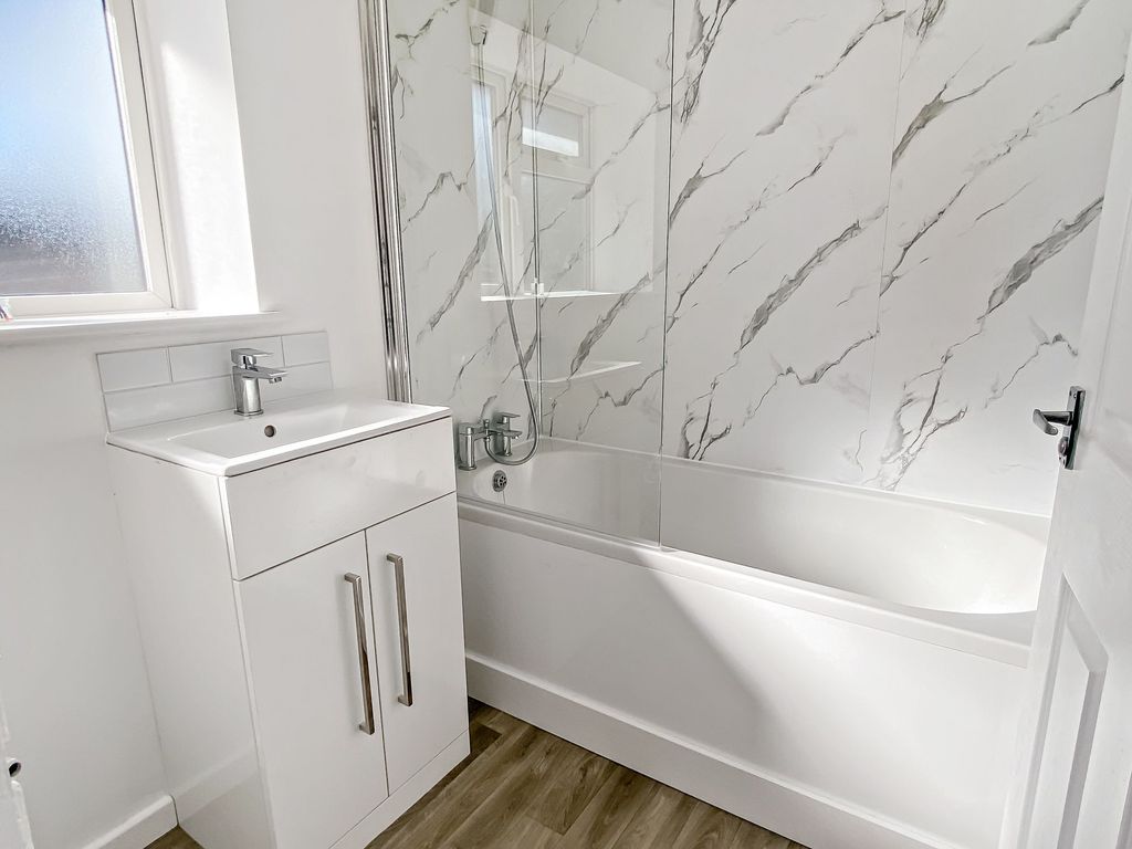 Property photo 3 of 25 Bathroom
