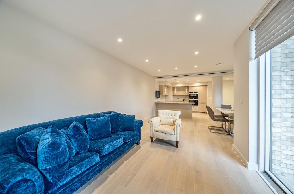 Property photo 3 of 10 Davidson Frost-Wellings, Dfw, Landsby, Stanmore, R