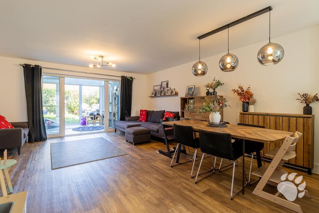 Property photo 3 of 31 Living Room