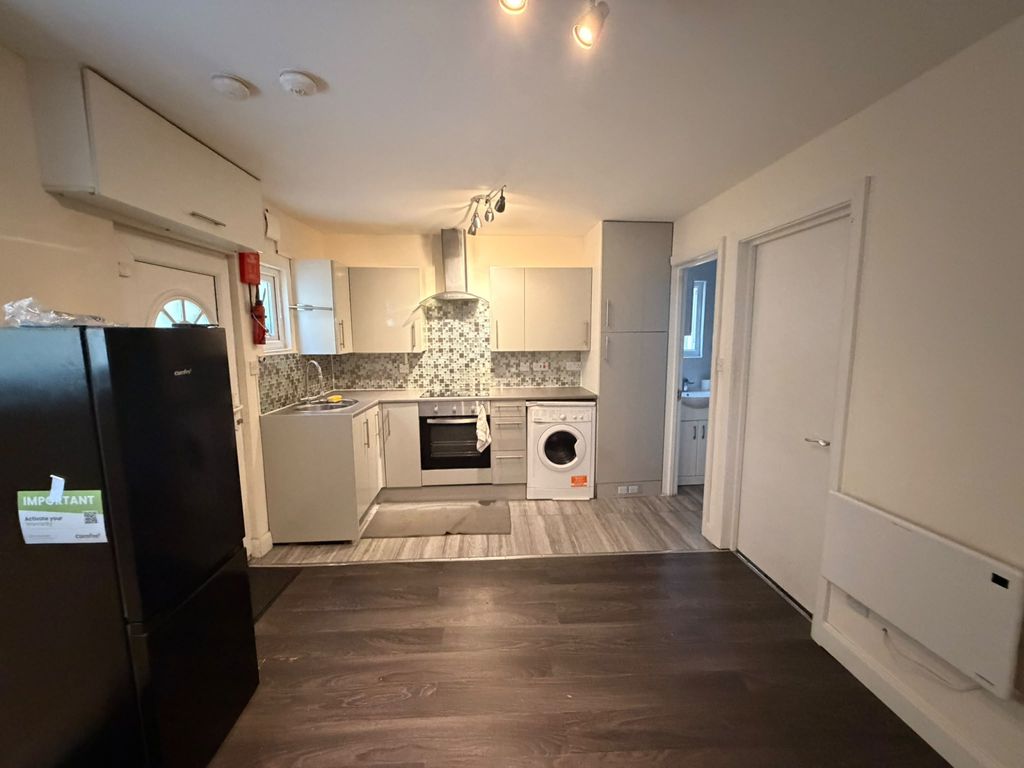 Property photo 1 of 6 One Bedroom Ground Floor Flat Close To Barking Station- £1300 Pcm