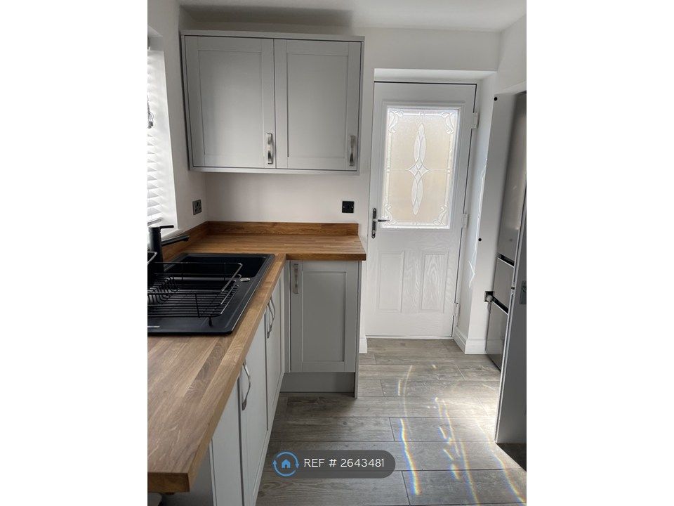 Property photo 3 of 14 Kitchen