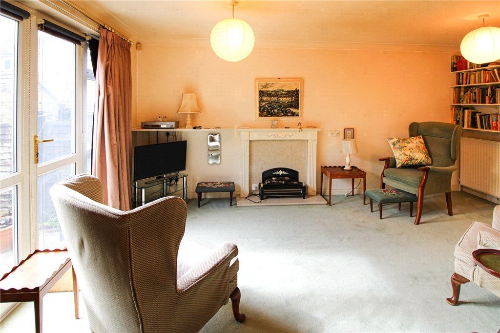 Property photo 2 of 12 Lounge