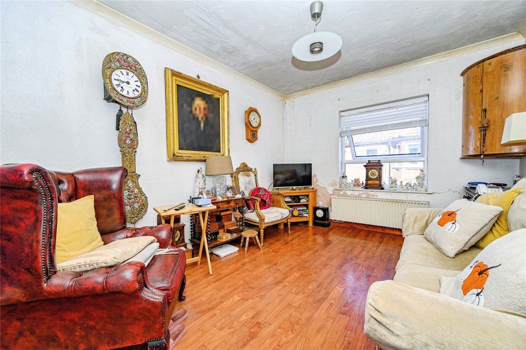 Property photo 3 of 12 Lounge
