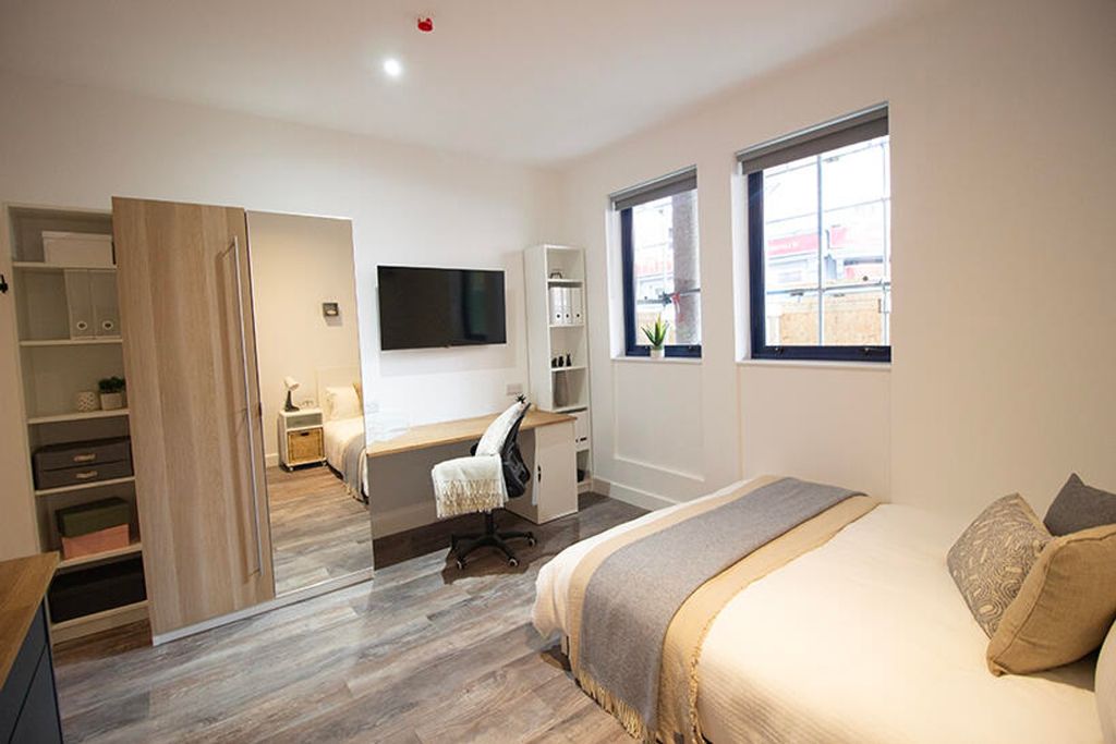 Property photo 3 of 7 This Inviting Double Bedroom Features A Cozy Layou...