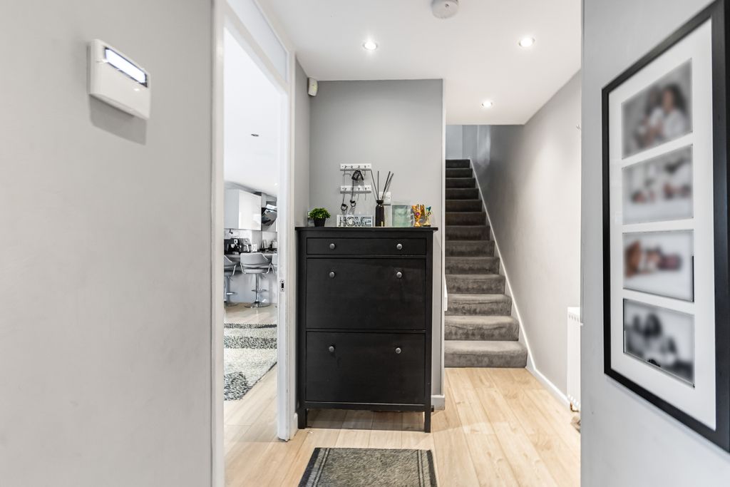 Property photo 2 of 12 Entrance Hall