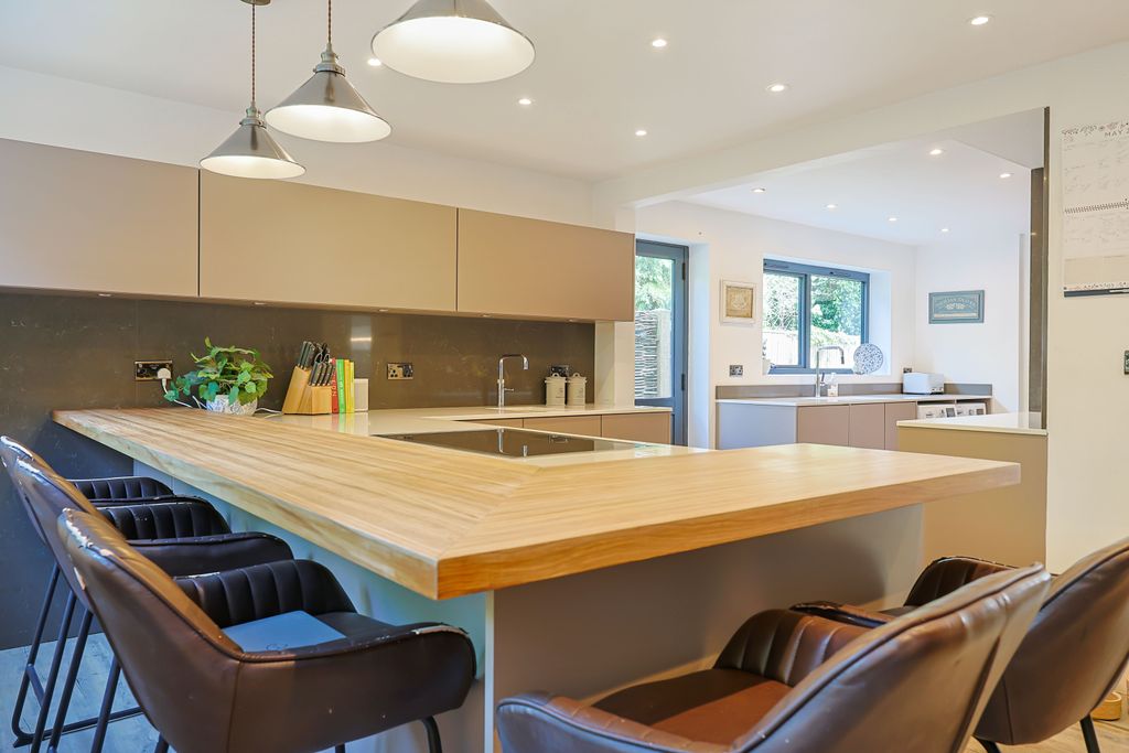 Property photo 2 of 34 Img6177