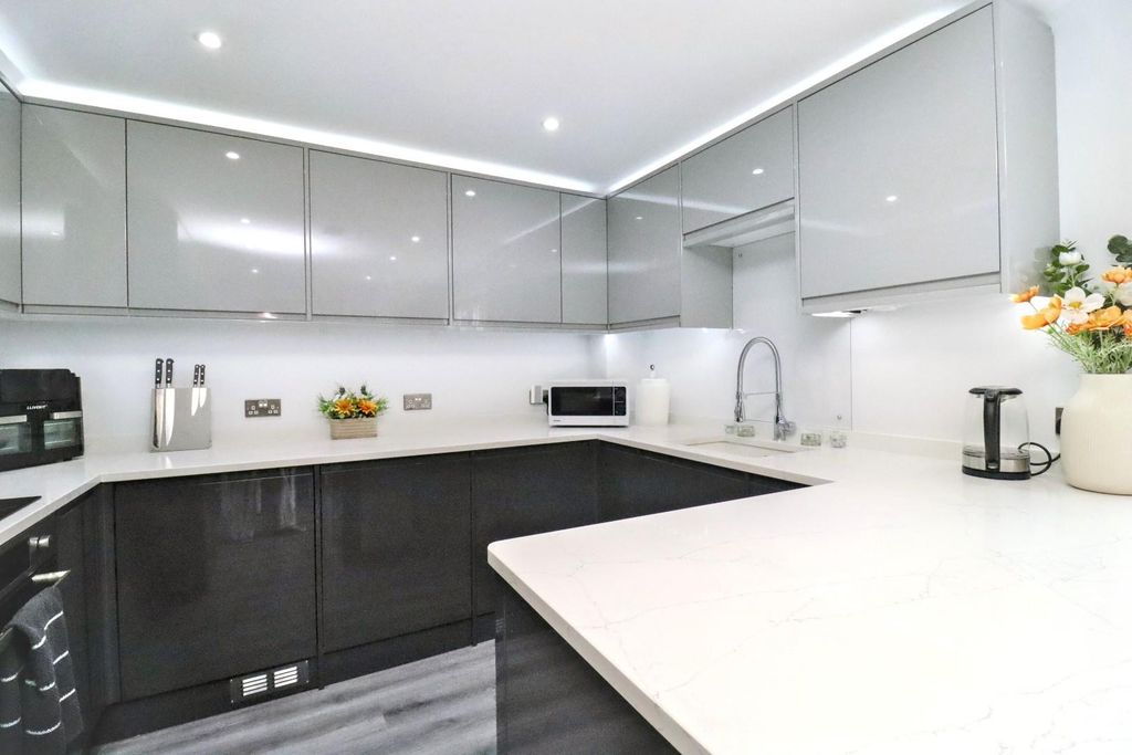 Property photo 3 of 25