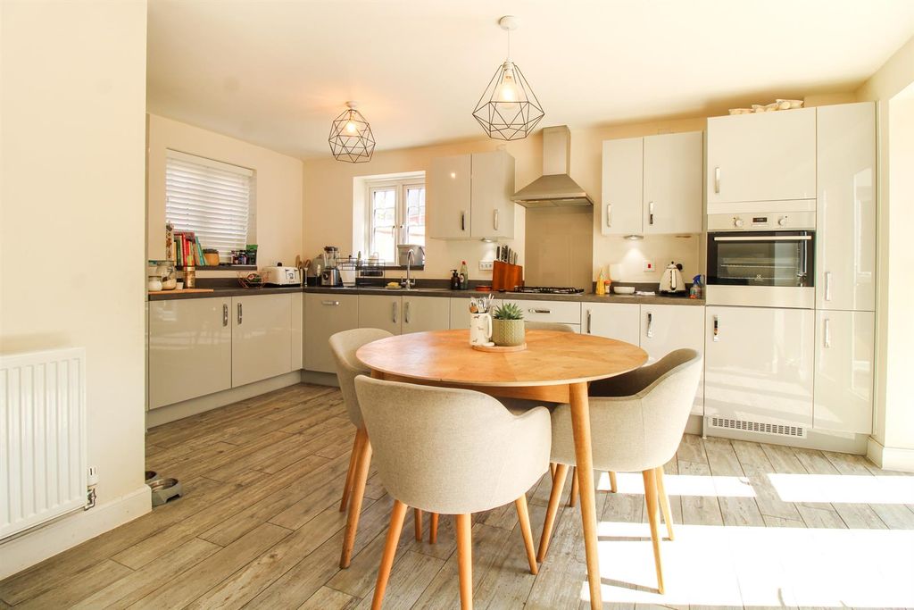 Property photo 3 of 23 Kitchen/Breakfast Room