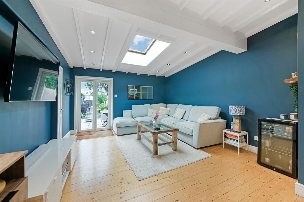 Property photo 2 of 9 Sutton Common Road,238-22.Jpg