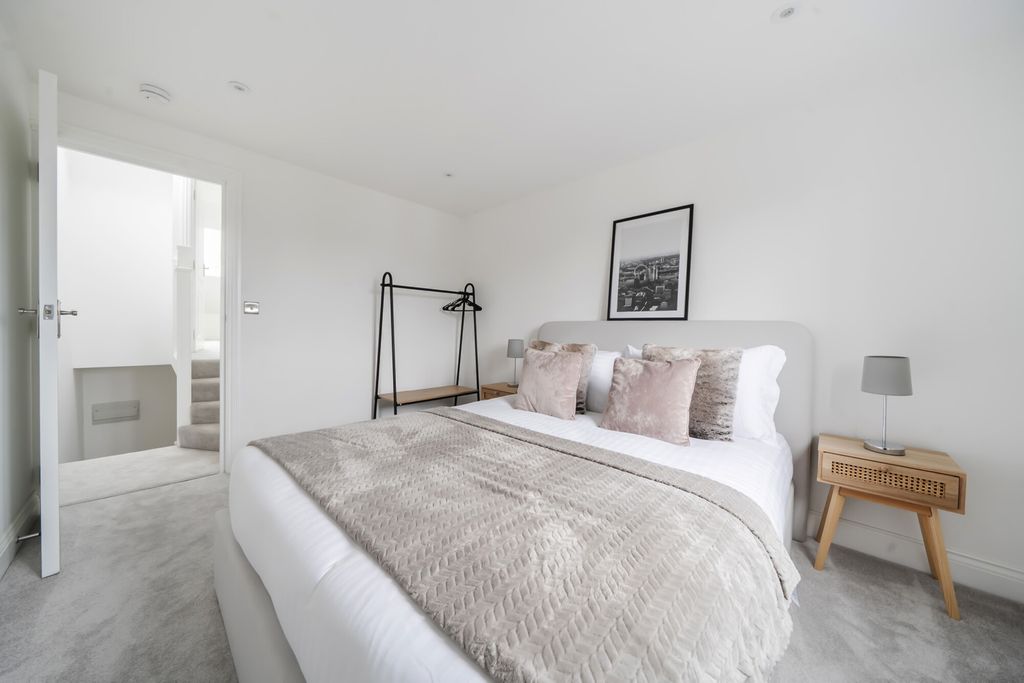 Property photo 3 of 22 1472898-12-6A2689...