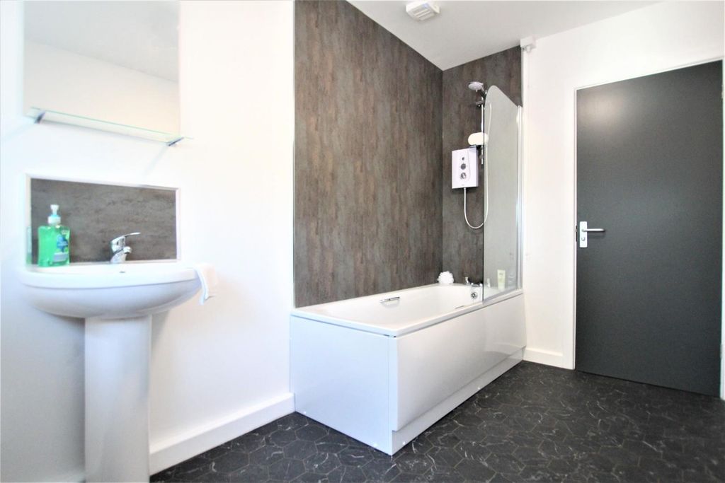 Property photo 3 of 18 Flat 3 Bath1.Jpg