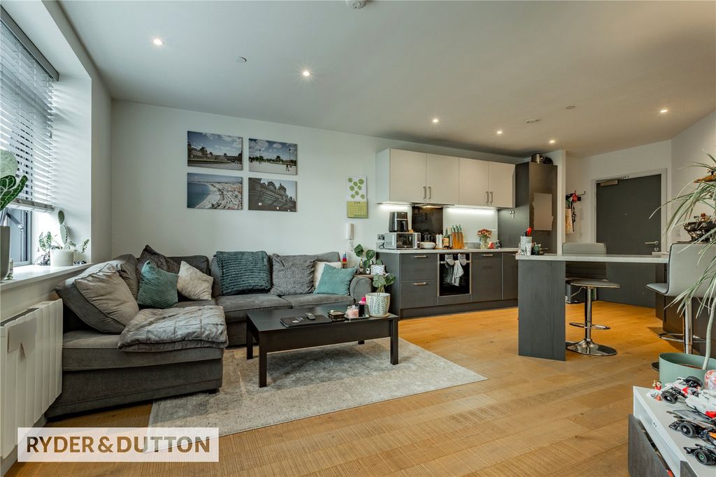 Property photo 1 of 20 Lounge/Kitchen