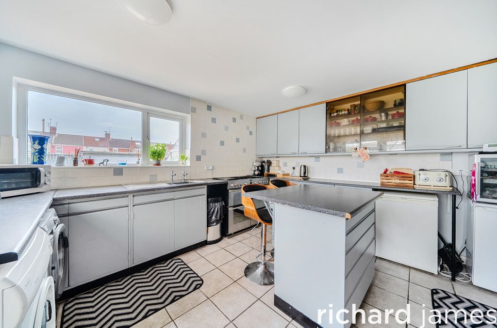 Property photo 2 of 12 1B60Fc764163491d81435cc9A6855213