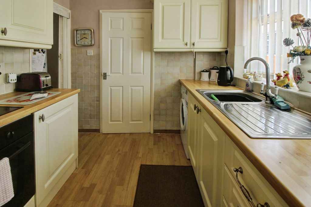 Property photo 3 of 11 Kitchen