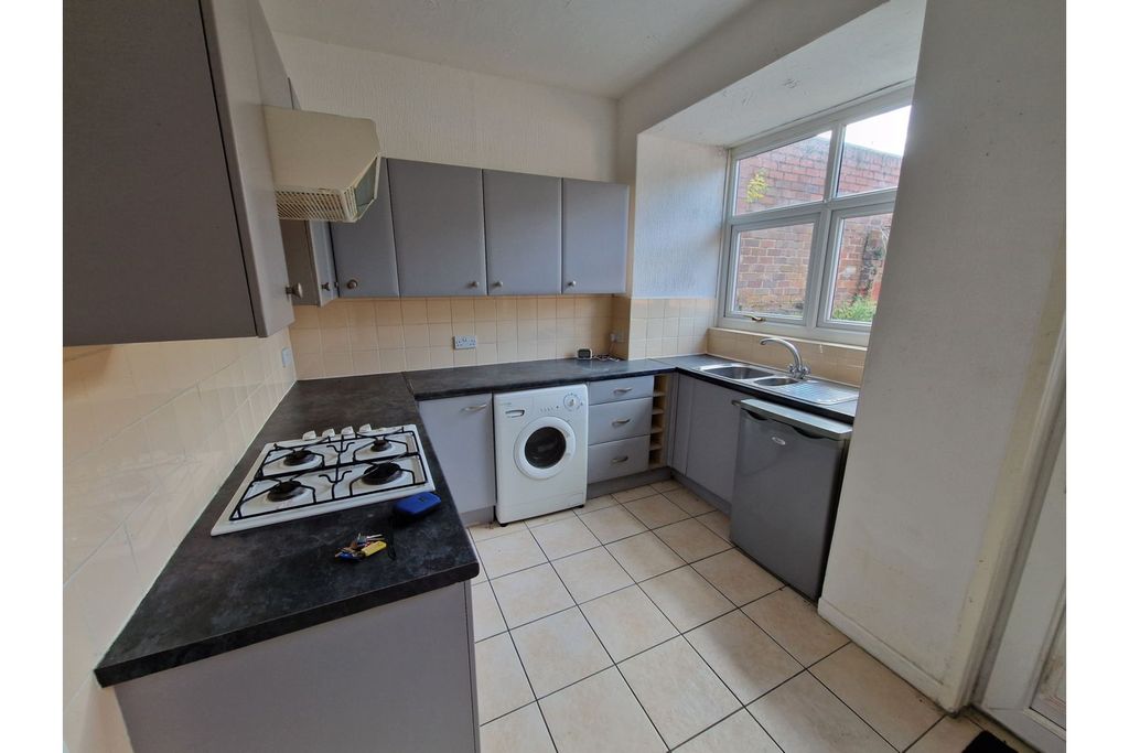Property photo 3 of 8 Kitchen