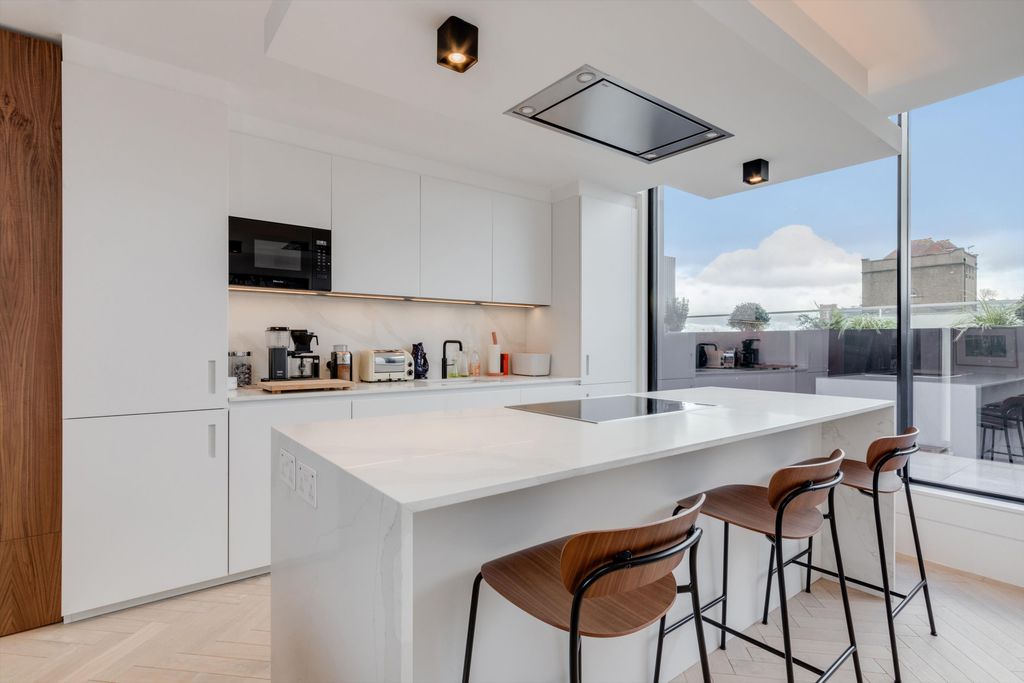 Property photo 3 of 11 Image