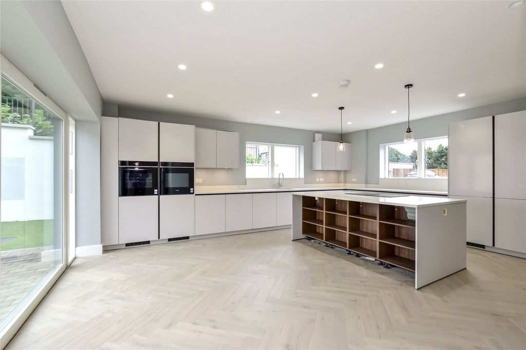 Property photo 3 of 12 Picture 3