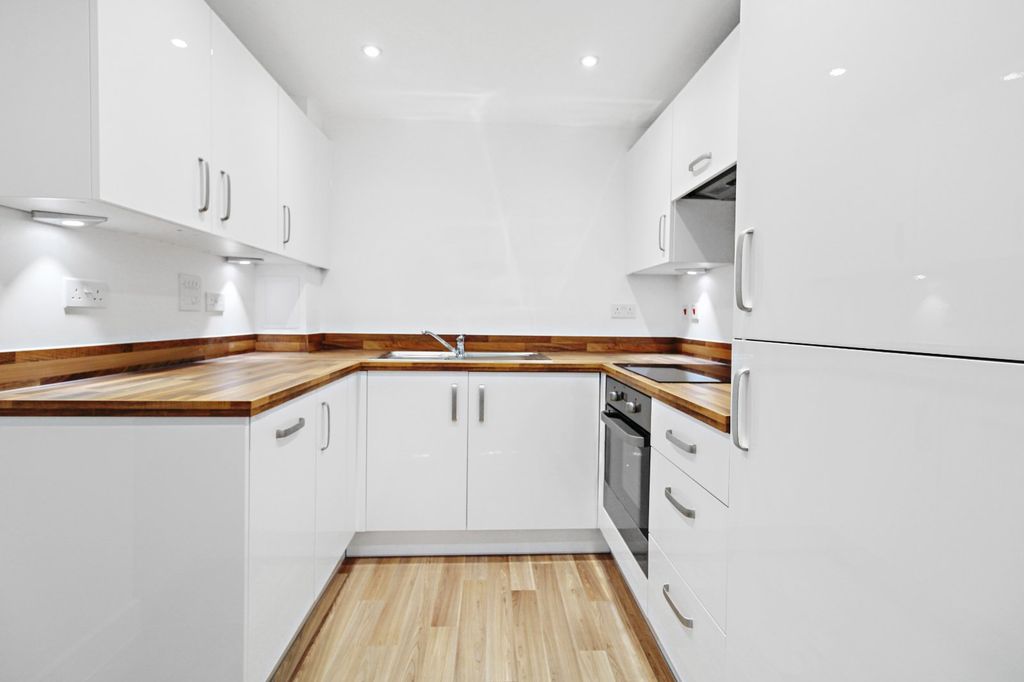 Property photo 3 of 9 Kitchen