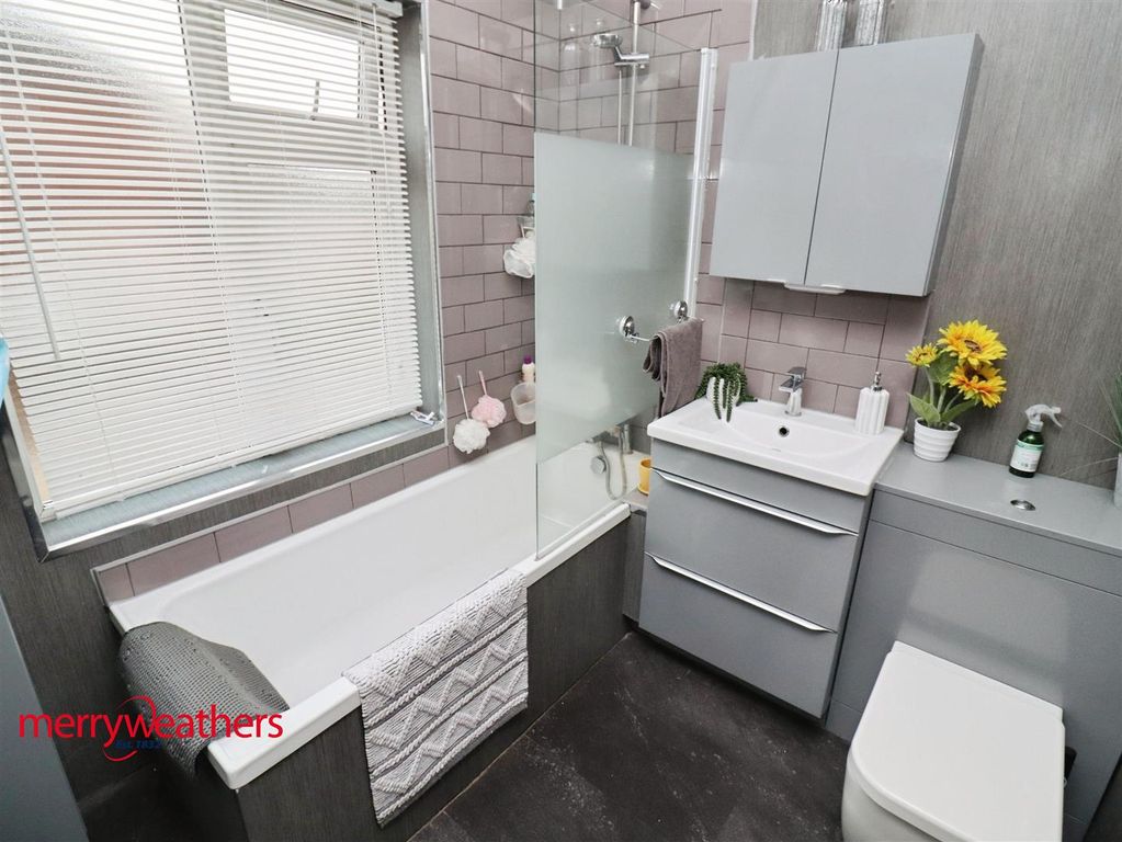 Property photo 3 of 13 Bathroom