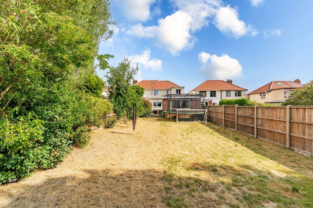 Property photo 2 of 27