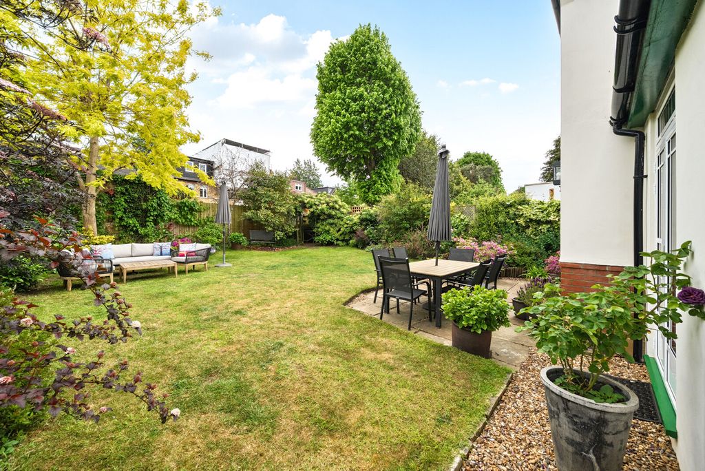 Property photo 3 of 12 Garden