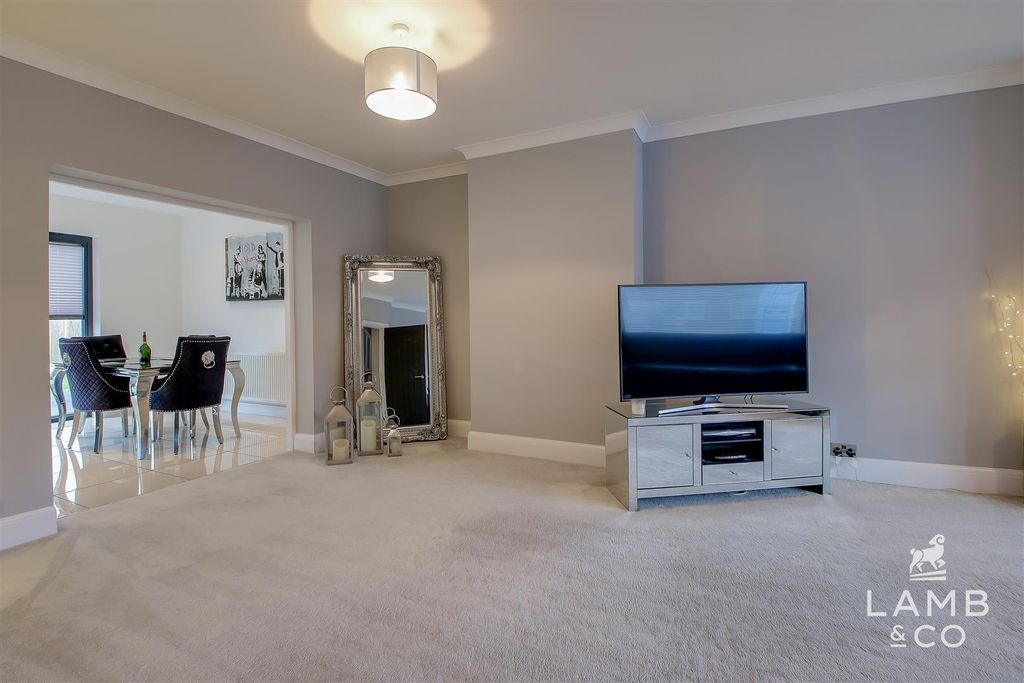 Property photo 3 of 31 Lounge