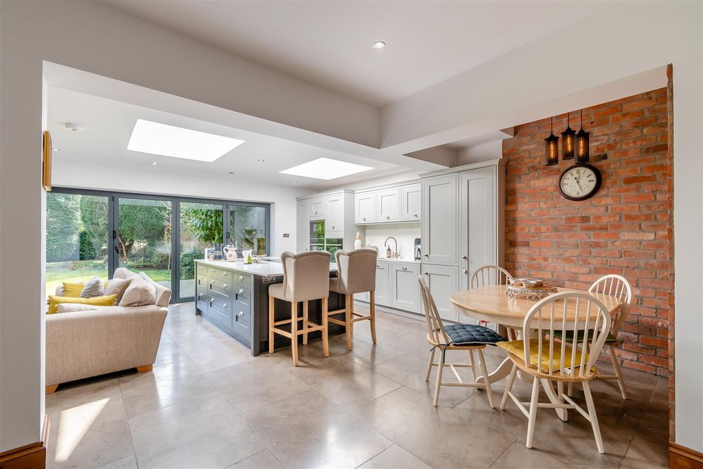 Property photo 3 of 25 8639916-Interior03.Jpg