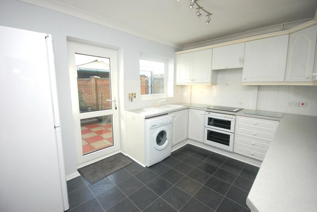 Property photo 3 of 9 Kitchen