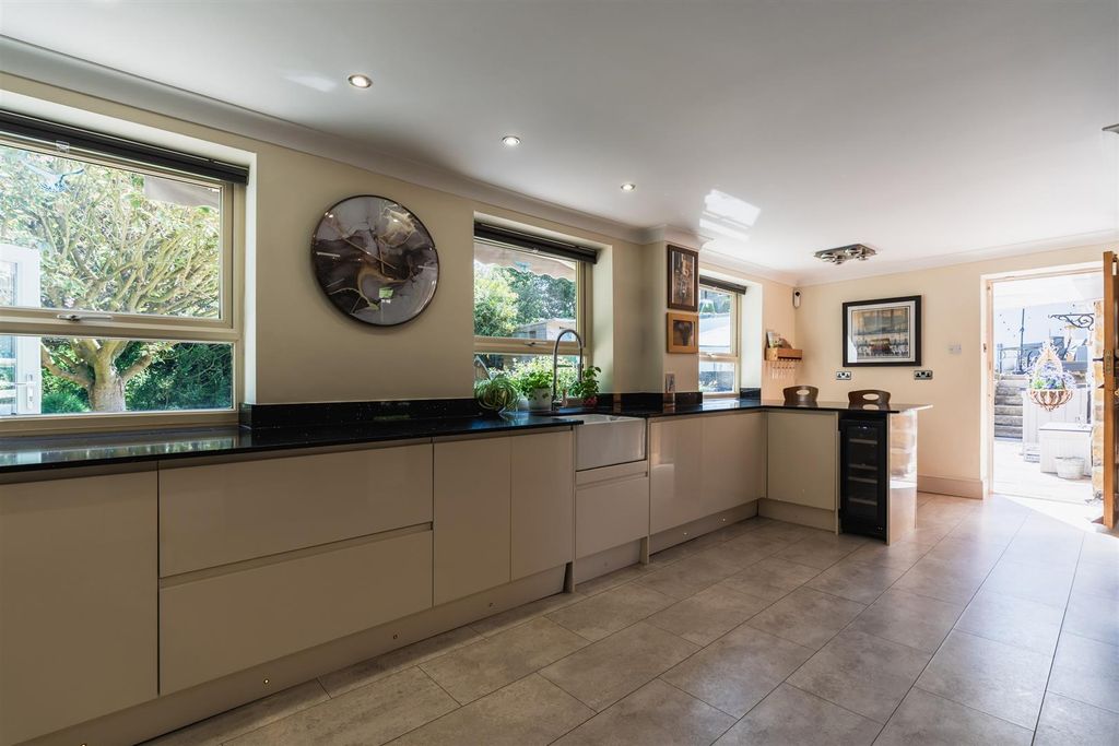 Property photo 3 of 34 Breakfast Kitchen