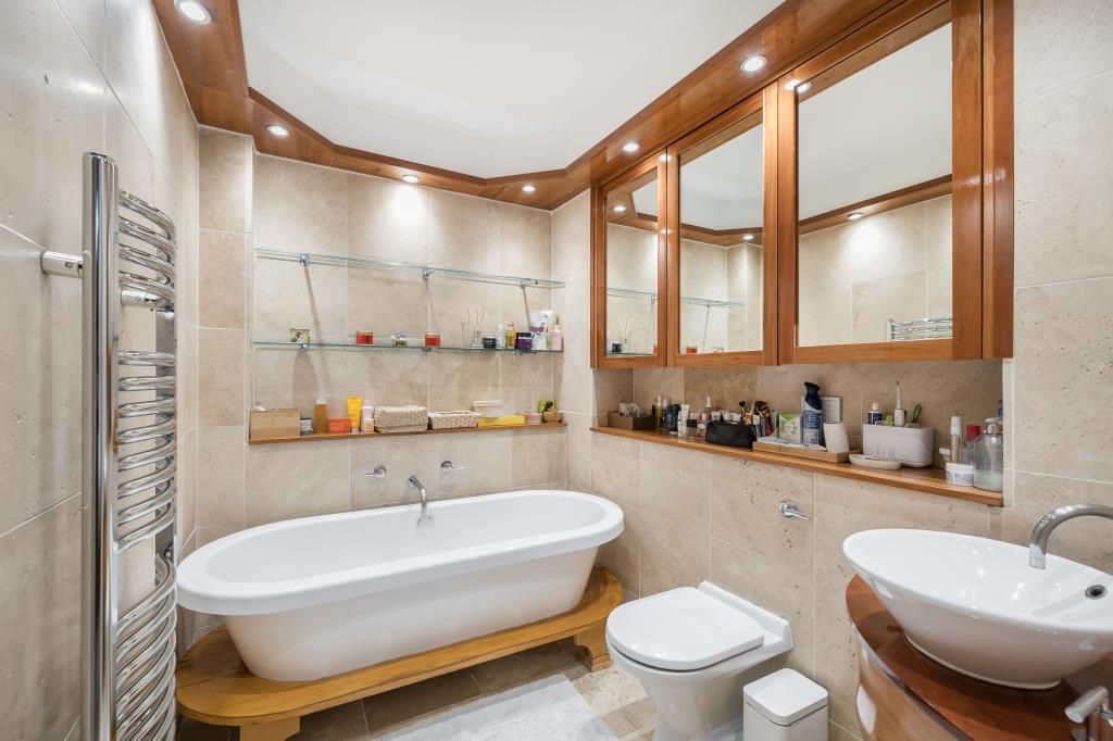 Property photo 2 of 11 Bathroom