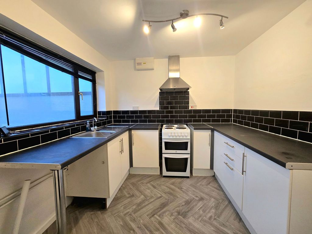 Property photo 2 of 12 Kitchen