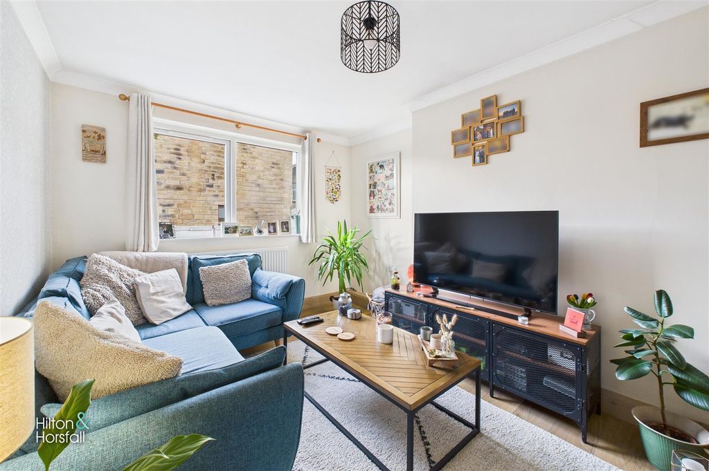 Property photo 2 of 13 Stansfield Close