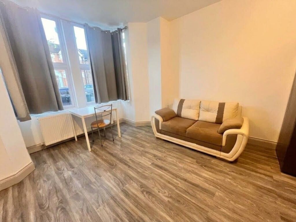 Property photo 3 of 9 d9c92106-Aee8-4661-A