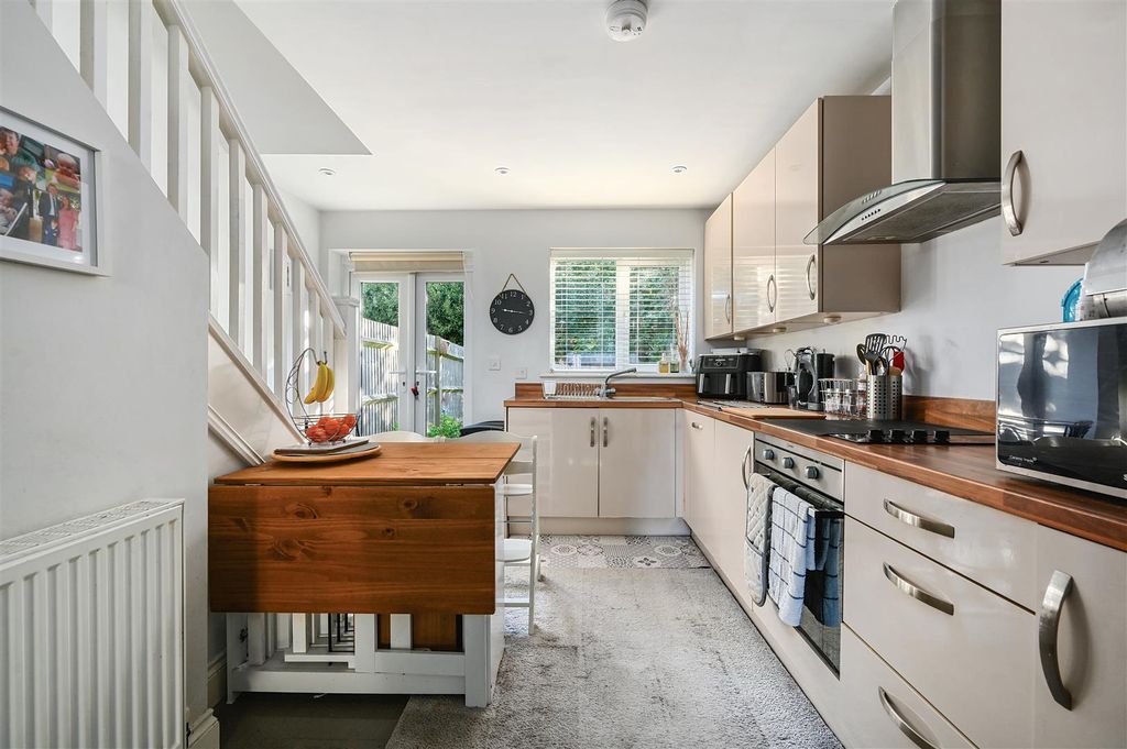 Property photo 3 of 17 5 Clarence Gardens - Tn402Fj - Photos (15).Jpg