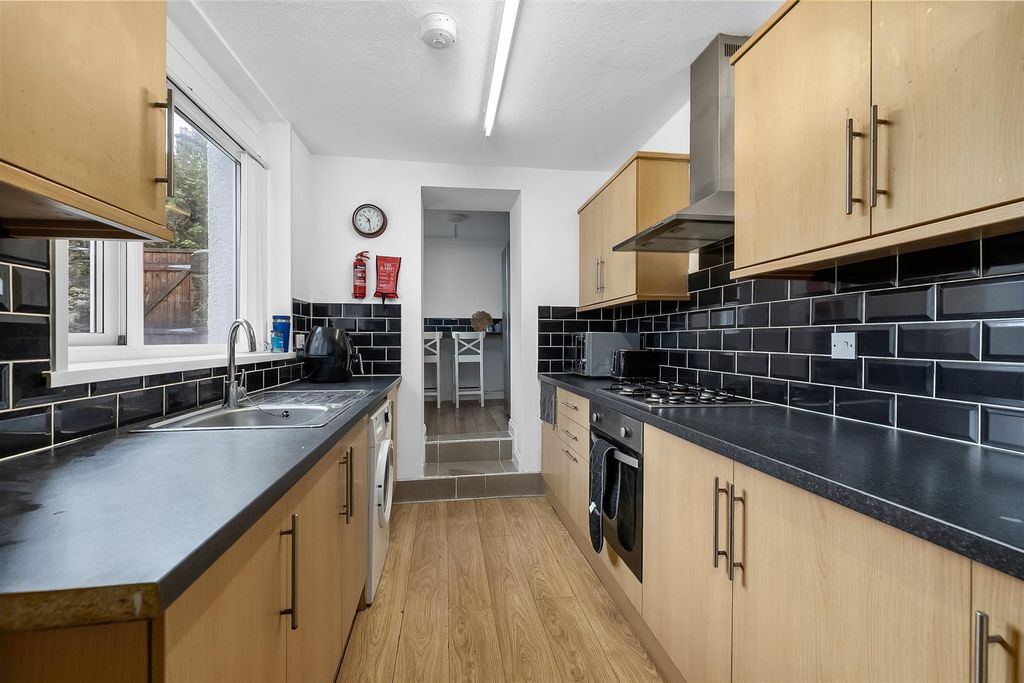 Property photo 3 of 18 Kitchen