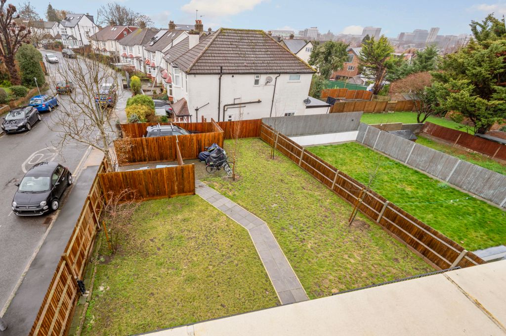 Property photo 2 of 13 Picture No. 15