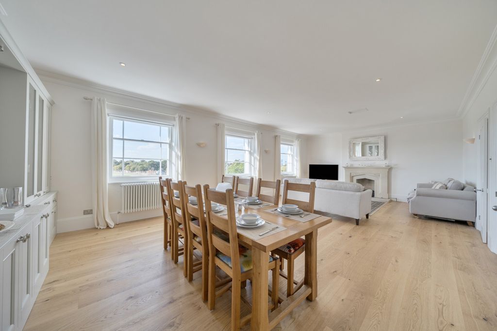 Property photo 3 of 34 Reception