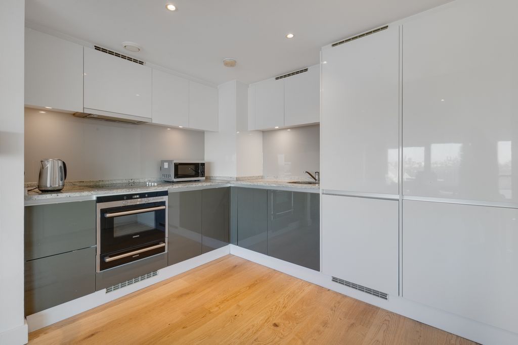 Property photo 3 of 10 Kitchen