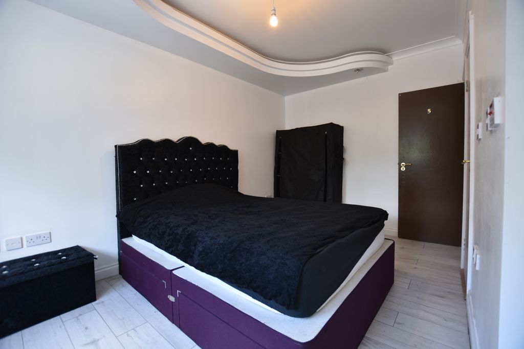 Property photo 3 of 6 Bedroom