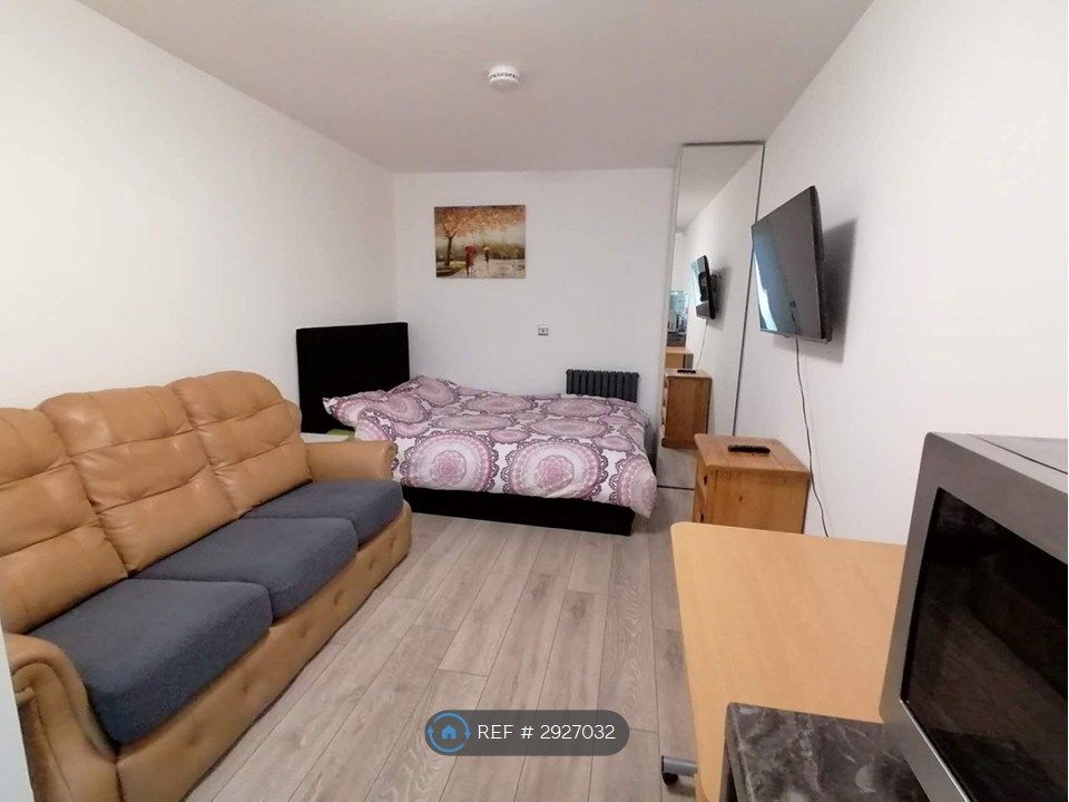 Property photo 1 of 4 Living Room