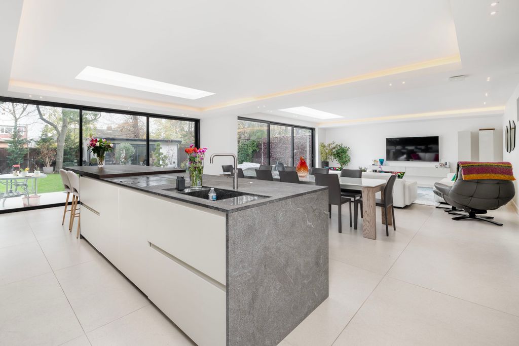 Property photo 2 of 22 Picture No. 15