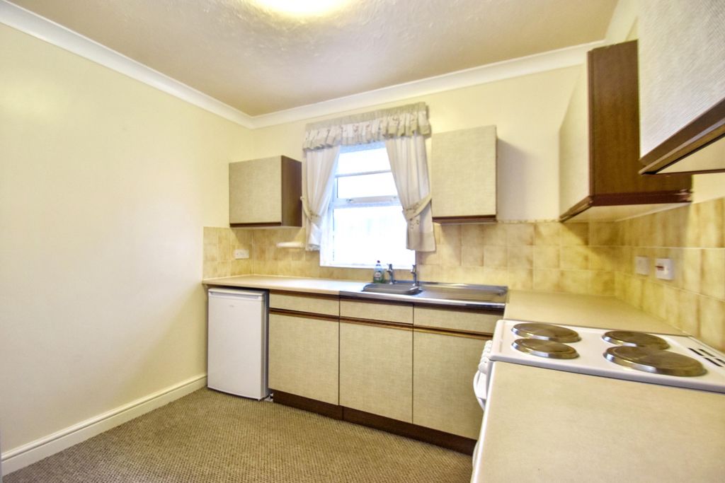 Property photo 3 of 8 Kitchen