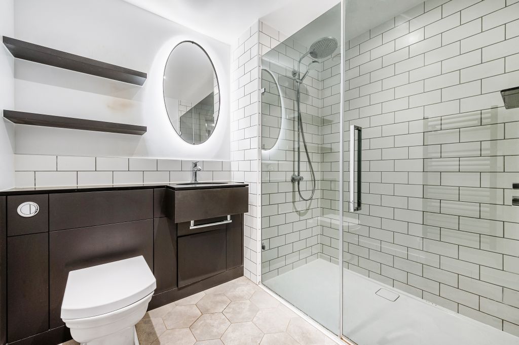 Property photo 2 of 9 Bathroom