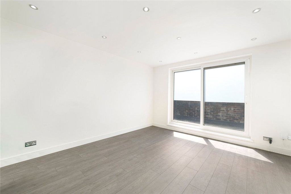 Property photo 2 of 15 Picture No. 14