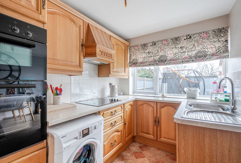 Property photo 3 of 16 1406165-12-698483...