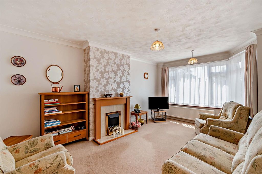 Property photo 3 of 16 8652480-Interior02-800.Jpg